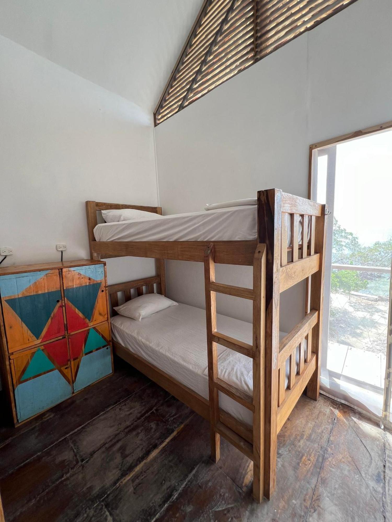 Santa Lova Eco-Hostel Isla Tintipan Tintipan Island Екстер'єр фото